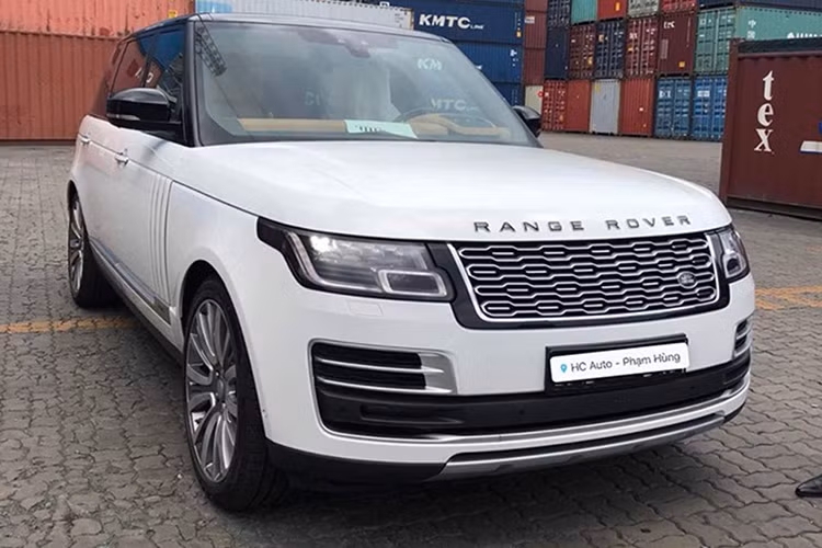 Được biết chiếc Range Rover SVAutobiography 2019 trong bài viết này được đưa về Việt Nam dưới dạng nhập khẩu tư nhân. Giá bán của xe dự kiến rơi vào con số khoảng 18 tỷ đồng, bởi tại Việt Nam mẫu xe SUV Range Rover Autobiography LWB cũ có giá từ 14 tỷ đồng.