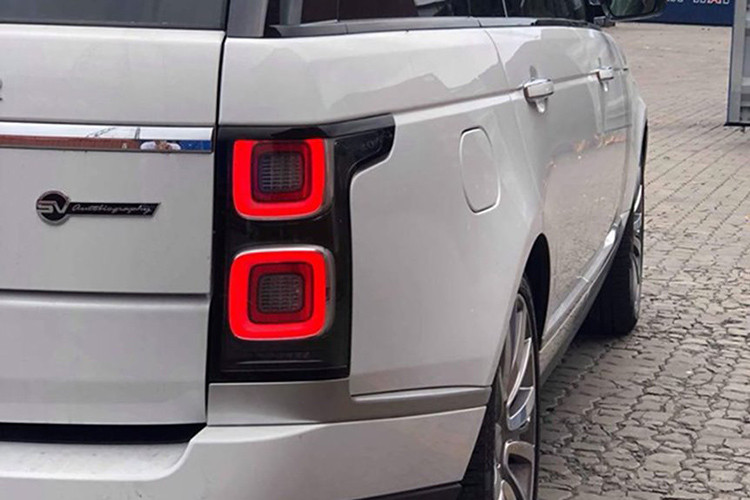 Không chỉ ấn tượng ở phần đầu xe, đuôi xe cũng tạo nên dấu ấn khi sở hữu cụm đèn full led và được trang bị hệ thống ống xả đơn đặt song song trên cản sau, logo SVAutobiography đặt ngay ngắn ở bên phải cốp xe.