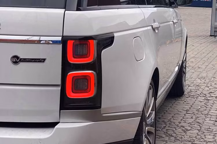 Không chỉ ấn tượng ở phần đầu xe, đuôi xe cũng tạo nên dấu ấn khi sở hữu cụm đèn full led và được trang bị hệ thống ống xả đơn đặt song song trên cản sau, logo SVAutobiography đặt ngay ngắn ở bên phải cốp xe.