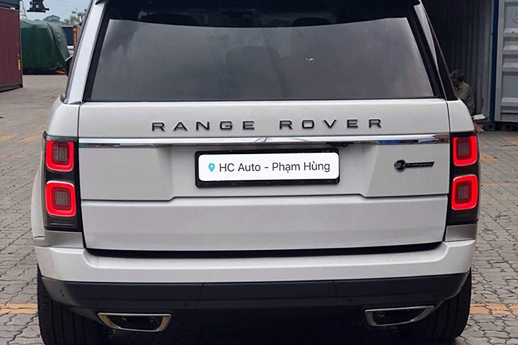 So với các phiên bản đã ra mắt trước đó, mẫu SUV siêu sang Range Rover SVAutobiography 2019 của hãng xe Anh quốc vừa về Việt Nam, gây ấn tượng mạnh với sự tinh chỉnh ở lưới tản nhiệt, hốc hút gió trước, bộ mâm kích cỡ 22 inch, logo Range Rover thiết kế đặc biệt. 