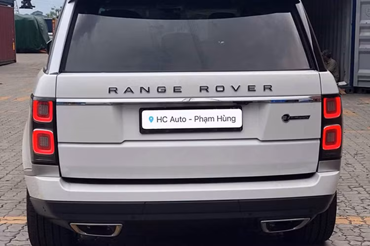 So với các phiên bản đã ra mắt trước đó, mẫu SUV siêu sang Range Rover SVAutobiography 2019 của hãng xe Anh quốc vừa về Việt Nam, gây ấn tượng mạnh với sự tinh chỉnh ở lưới tản nhiệt, hốc hút gió trước, bộ mâm kích cỡ 22 inch, logo Range Rover thiết kế đặc biệt. 