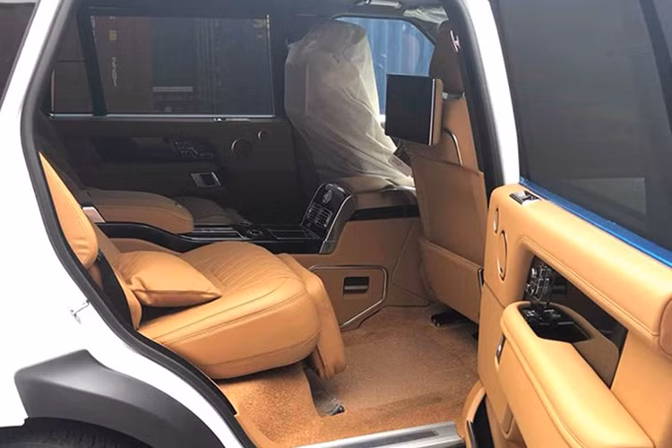 Được phát triển dự trên bản trục cơ sở kéo dài, Range Rover SVAutobiography 2019 mới sở hữu khối động cơ siêu nạp V8, dung tích 5.0l, công suất 557 mã lực, đi kèm là hộp số tự động 8 cấp. Xe có khả năng tăng tốc từ 0-100km/h trong khoảng thời gian là 5,2 giây.