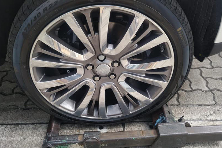 Bên cạnh đó, logo đơn vị chuyên chế tác các sản phẩm đặc biệt của Jaguar Land Rover cũng xuất hiện tại cột B ẩn giữa 2 cánh cửa xe. 