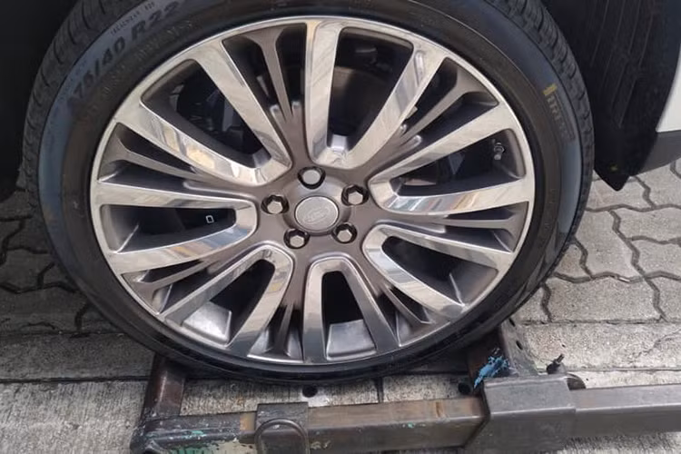 Bên cạnh đó, logo đơn vị chuyên chế tác các sản phẩm đặc biệt của Jaguar Land Rover cũng xuất hiện tại cột B ẩn giữa 2 cánh cửa xe. 