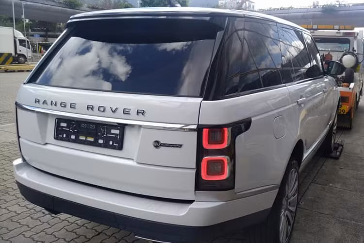 Tại thị trường Mỹ, giá xe Range Rover SVAutobiography 2019 được bán ra với mức giá từ 207.900 USD (tương đương khoảng 4,8 tỷ đồng), đắt hơn so với phiên bản cũ đang bán ra khoảng 196 triệu đồng.