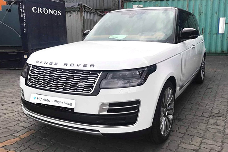 Nằm trong số những cái cái tên tiên phong mở màn cho cuộc đua xe hạng sang ở phân khúc SUV, Range Rover SVAutobiography 2019 sở hữu ngoại hình vô cùng cuốn hút với các đường nét góc cạnh thể thao mạnh mẽ.