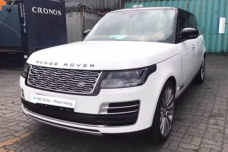 Nằm trong số những cái cái tên tiên phong mở màn cho cuộc đua xe hạng sang ở phân khúc SUV, Range Rover SVAutobiography 2019 sở hữu ngoại hình vô cùng cuốn hút với các đường nét góc cạnh thể thao mạnh mẽ.