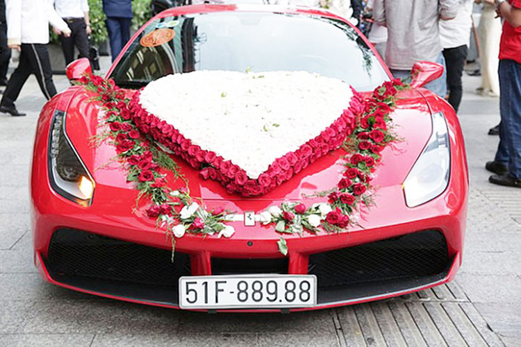 Siêu xe Ferrari 488 GTB mà Lâm Vũ cầm lái rước dâu thuộc sở hữu của Tuấn Hưng, trước đó, nam ca sĩ Hà thành đã vận chuyển "ngựa chiến" của mình vào Nam và tham dự hành trình "phượt" cùng với Cường Đô la và các thành viên Car &amp; Passion 2018 xuống thành phố biển Vũng Tàu.