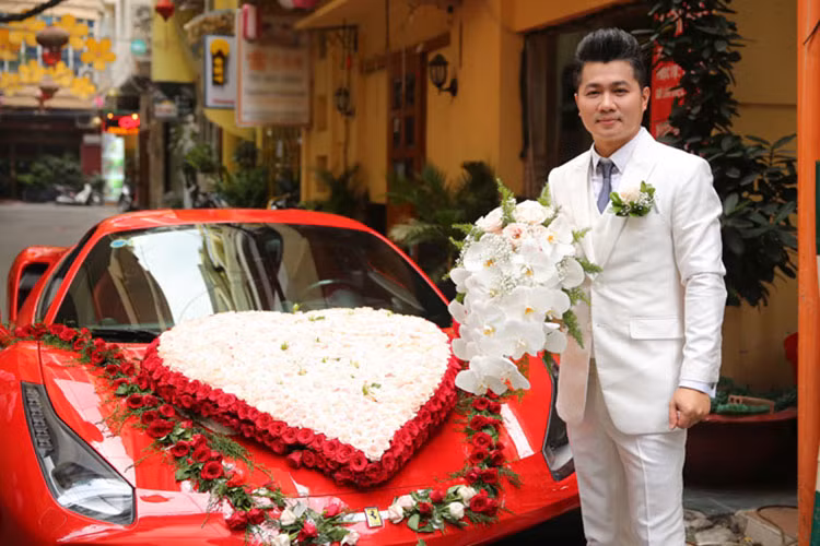 Vào chiều ngày 17/5/2018 vừa qua, nam ca sĩ Lâm Vũ đã tự mình điều khiển chiếc siêu xe Ferrari 488 GTB đỏ rực đến một khách sạn cao cấp nằm trên phố đi bộ Nguyễn Huệ, quận 1, TP HCM để đón vợ Huỳnh Tiên, Việt kiều Mỹ, từng đăng quang Hoa hậu phụ nữ người Việt thế giới 2015 tới nơi tổ chức hôn lễ.