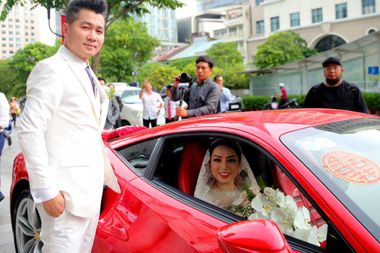 Chiếc siêu xe Ferrari của này có giá khoảng gần 16 tỷ đồng, xe mang tông màu ngoại thất đỏ rực rỡ cùng biển số khá đẹp 889.99. So với "đàn anh" là chiếc Ferrari 458 Italia thì 488 GTB mới được thiết kế mạnh mẽ đầy ấn tượng hơn. Hai hốc gió cỡ lớn kết hợp cùng những đường gân mang đến sự táo bạo cũng như xen kẽ các chi tiết mềm mại khác.