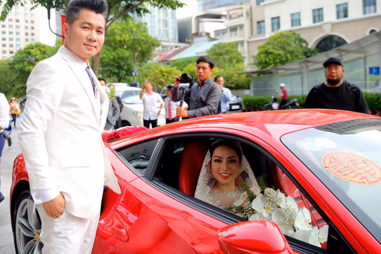 Chiếc siêu xe Ferrari của này có giá khoảng gần 16 tỷ đồng, xe mang tông màu ngoại thất đỏ rực rỡ cùng biển số khá đẹp 889.99. So với "đàn anh" là chiếc Ferrari 458 Italia thì 488 GTB mới được thiết kế mạnh mẽ đầy ấn tượng hơn. Hai hốc gió cỡ lớn kết hợp cùng những đường gân mang đến sự táo bạo cũng như xen kẽ các chi tiết mềm mại khác.