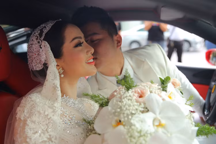 Ferrari 488 GTB là thế hệ xe ra đời nhằm thay thế mẫu xe thể thao nổi tiếng 458 Italia. Chúng sở hữu khối động cơ V8 dung tích 3.8L, đạt công suất tối đa hơn 660 mã lực ở giữa khoảng tua máy từ 6.200 đến 8.000 vòng/phút. Mô-men xoắn đạt 760 Nm tại 3.000 vòng/phút. Ngoài ra xe còn sử dụng hộp số ly hợp kép 7 cấp. Xe chỉ cần 3 giây để tăng tốc từ 0-100km/h và đạt vận tốc tối đa 330km/h.