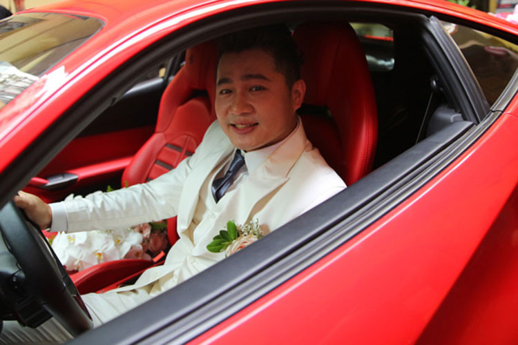 Siêu xe Ferrari 488 GTB mà ca sỹ Lâm Vũ cầm lái được Tuấn Hưng mua từ tháng 9/2017 của một công ty nhập khẩu siêu xe quận 5, TP HCM với tình trạng đã qua sử dụng. "siêu ngựa" này là 1 trong 3 chiếc 488 GTB đầu tiên cập bến Việt Nam và từng thuộc sở hữu của bà chủ quán cà phê tại quận 7, TP HCM.