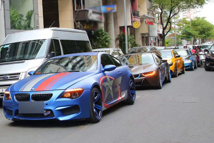 Ngoài siêu xe Ferrari 488 GTB tiền tỷ, buổi rước dâu của Lâm Vũ còn có 2 chiếc xe thể thao của BMW là i8 và M6 cùng với 2 chiếc sedan của Mercedes-Benz đã được độ lại body kit bắt mắt. Chưa dừng lại đó, bạn bè Lâm Vũ còn đi trên những chiếc xe phân khối lớn "khủng" để góp vui trong ngày trọng đại của nam ca sĩ "Trái Tim Anh Thuộc Về Em".