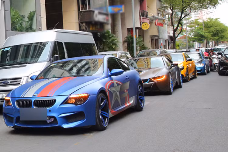 Ngoài siêu xe Ferrari 488 GTB tiền tỷ, buổi rước dâu của Lâm Vũ còn có 2 chiếc xe thể thao của BMW là i8 và M6 cùng với 2 chiếc sedan của Mercedes-Benz đã được độ lại body kit bắt mắt. Chưa dừng lại đó, bạn bè Lâm Vũ còn đi trên những chiếc xe phân khối lớn "khủng" để góp vui trong ngày trọng đại của nam ca sĩ "Trái Tim Anh Thuộc Về Em".