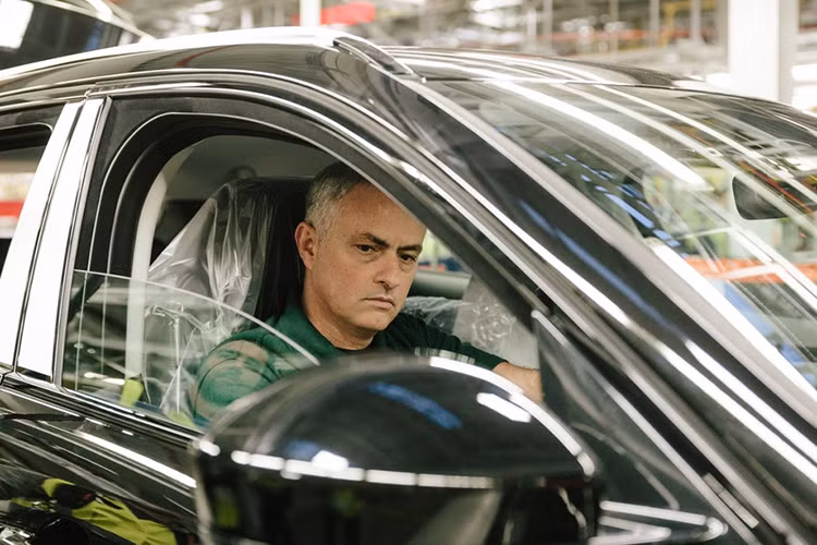 F-Pace pmới sử dụng công nghệ chế tác thân xe Lightweight Aluminium Architecture, với hơn 80% thân xe được làm từ nhôm nhằm giảm trọng lượng và tăng khả năng vận hành. Thiết kế của F-PACE được Jaguar áp dụng ngôn ngữ thiết kế như trên chiếc xe thể thao Jaguar F-Type đình đám, mang đậm dấu ấn đặc trưng của một chiếc Jaguar.