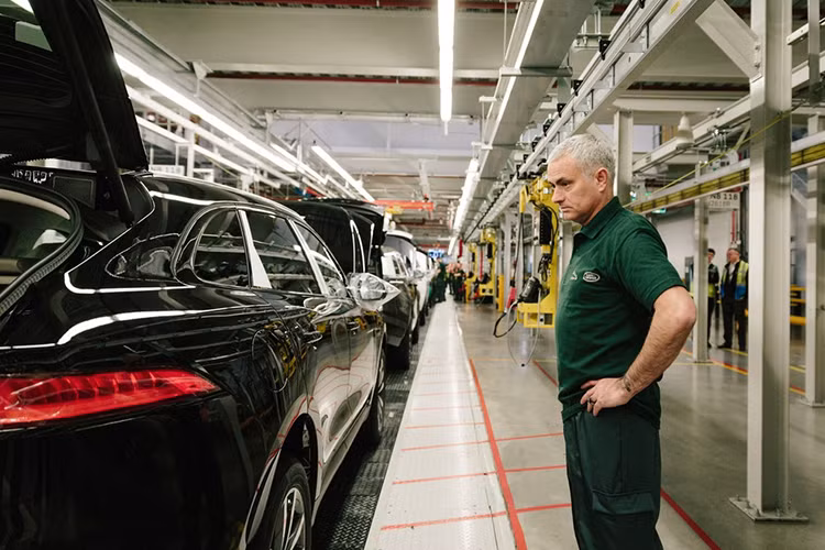 "Năm 2014, tôi là khách hàng đầu tiên tại Anh nhận chiếc Jaguar F-Type Coupe và bây giờ, tôi trở thành khách hàng thứ 100.000 của Jaguar F-Pace, đó là một điều rất đặc biệt." HLV Jose Mourinho cho biết thêm.