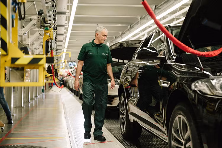 Sau đó, vị huấn luyện viên của MU đã mặc chiếc áo này đi dọc theo dây chuyền sản xuất để xem các kĩ sư làm việc. "Đó là một trải nghiệm tuyệt vời khi đến thăm nhà máy của Jaguar và nhìn thấy tất cả dây chuyền, công nghệ và công việc khó khăn để tạo một chiếc xe hoàn hảo. Jaguar là một thương hiệu mà tôi đã sử dụng trong nhiều năm", ông nói.