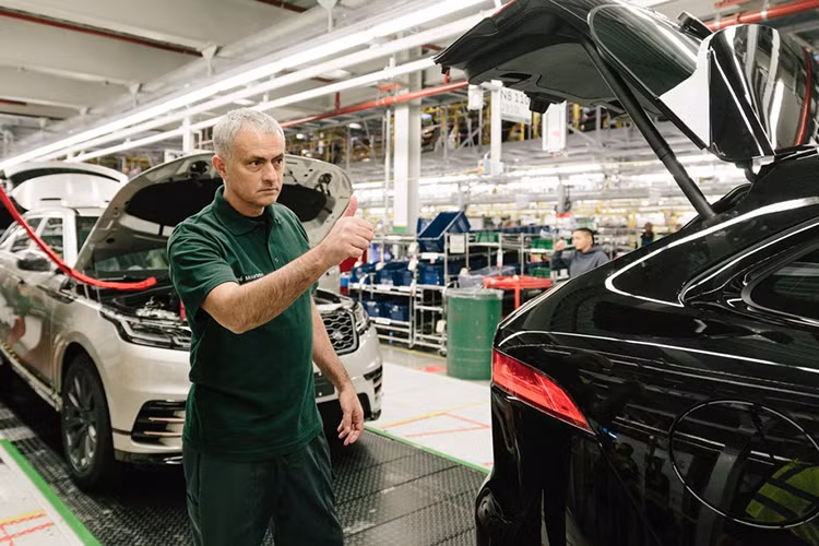 F-Pace là mẫu SUV đầu tiên của Jaguar, cạnh tranh trực tiếp với Porsche Cayenne, BMW X5, Audi Q7 hay Mercedes GLE. Xe được trang bị động cơ 3,0 lít V6, công suất 340 mã lực và mô-men xoắn cực đại 450 Nm, tăng tốc từ 0-100 km/h trong 5,8 giây. Tốc độ tối đa 250 km/h. Hãng cũng có thêm phiên bản động cơ 2.0 lít I4 turbo-diesel có công suất 180 mã lực.