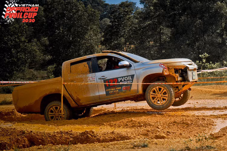 Bung no giai dua oto offroad PVOIL Cup 2024 tai Ha Noi-Hinh-5