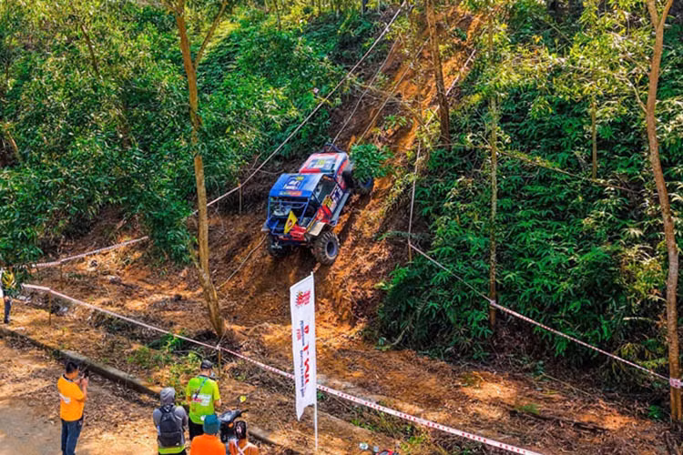 Bung no giai dua oto offroad PVOIL Cup 2024 tai Ha Noi-Hinh-3