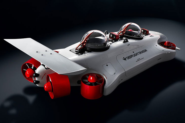 Một điều thú vị về Dragon là nó chạy bằng điện. Được trang bị hệ thống đẩy truyền động trực tiếp DC tạo ra công suất 18,7 mã lực, cỗ máy này không chỉ im lặng mà còn hoàn toàn không gây ô nhiễm khi di chuyển trong môi trường biển.