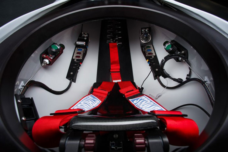 Theo nhà sản xuất, DeepFlight Dragon hoàn toàn mới có thể hoạt động trong 8 tiếng, nhưng chỉ cần 4 tiếng để sạc đầy. Đó là một thông số ấn tượng ngay cả khi so sánh với xe ôtô điện đô thị thông thường. 