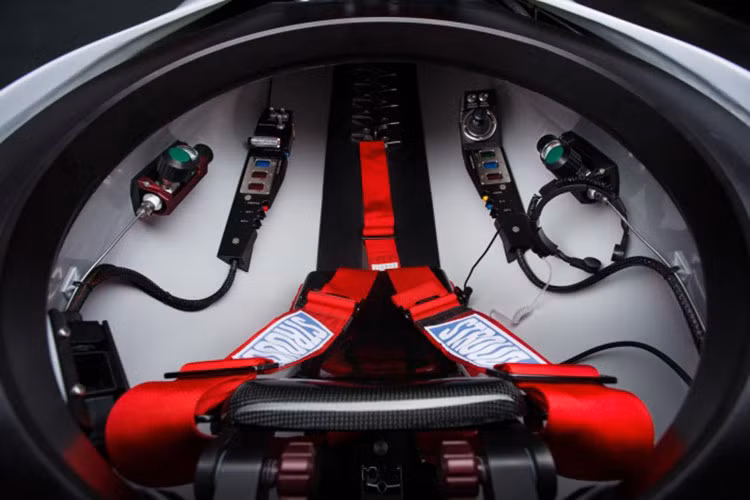 Theo nhà sản xuất, DeepFlight Dragon hoàn toàn mới có thể hoạt động trong 8 tiếng, nhưng chỉ cần 4 tiếng để sạc đầy. Đó là một thông số ấn tượng ngay cả khi so sánh với xe ôtô điện đô thị thông thường. 