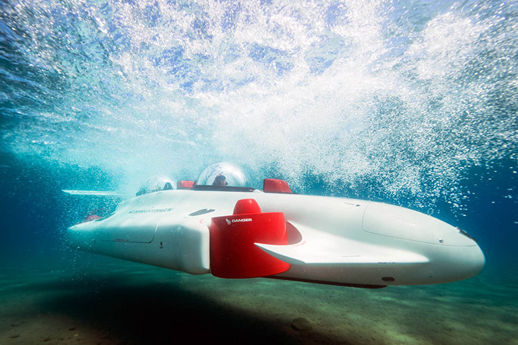 Bên trong tàu ngầm, các bộ điều khiển đã được thiết kế để dễ sử dụng nhất có thể, cho phép những chủ sở hữu thiếu kinh nghiệm vẫn có thể tận hưởng chuyến du ngoạn dưới nước vào buổi sáng. Đừng lo lắng rằng mình sẽ làm rối tung điều gì đó khi bạn đang di chuyển ở độ sâu 100 mét dưới biển bởi các tính năng và thông số an toàn có ở khắp mọi nơi.