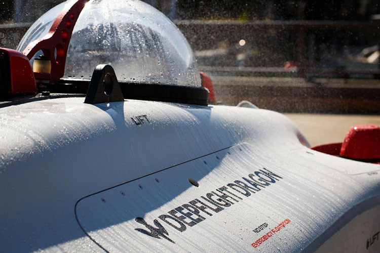 Với trọng lượng chỉ 1.800 kg, bạn có thể kéo tàu ngầm này đi khắp nơi bằng một chiếc bán tải, SUV hoặc RV to khỏe nào đó. Bên cạnh đó, DeepFlight cũng có cung cấp giải pháp hạ thủy và thu hồi cho tàu của khách hàng. 