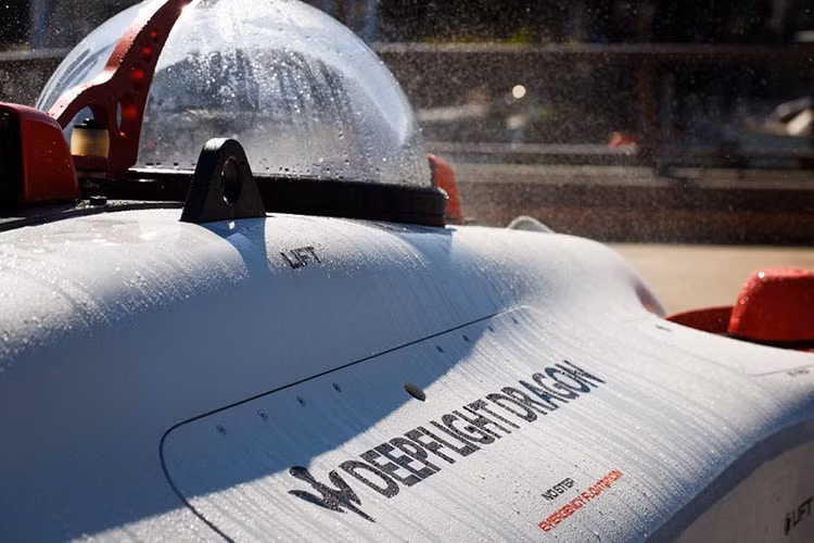 Với trọng lượng chỉ 1.800 kg, bạn có thể kéo tàu ngầm này đi khắp nơi bằng một chiếc bán tải, SUV hoặc RV to khỏe nào đó. Bên cạnh đó, DeepFlight cũng có cung cấp giải pháp hạ thủy và thu hồi cho tàu của khách hàng. 