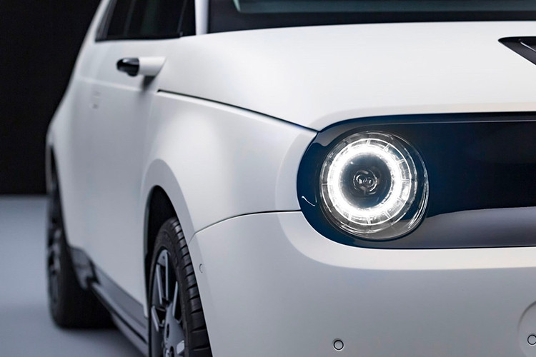 Trên phương diện thiết kế, các tấm ốp ngoại thất mang tới một dáng vẻ tròn trịa dễ thương, các cột A với bề mặt lõm phẳng với kính chắn gió phía trước. Điều này mang tới một hành trình tinh tế và yên tĩnh, Honda khẳng định. Đèn pha và đèn hậu hình tròn giúp tăng thêm vẻ gọn gàng, đơn giản và định nghĩa mô-típ thiết kế “mặt người” của chiếc xe.