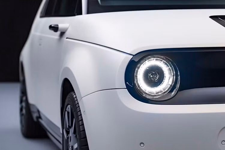 Trên phương diện thiết kế, các tấm ốp ngoại thất mang tới một dáng vẻ tròn trịa dễ thương, các cột A với bề mặt lõm phẳng với kính chắn gió phía trước. Điều này mang tới một hành trình tinh tế và yên tĩnh, Honda khẳng định. Đèn pha và đèn hậu hình tròn giúp tăng thêm vẻ gọn gàng, đơn giản và định nghĩa mô-típ thiết kế “mặt người” của chiếc xe.