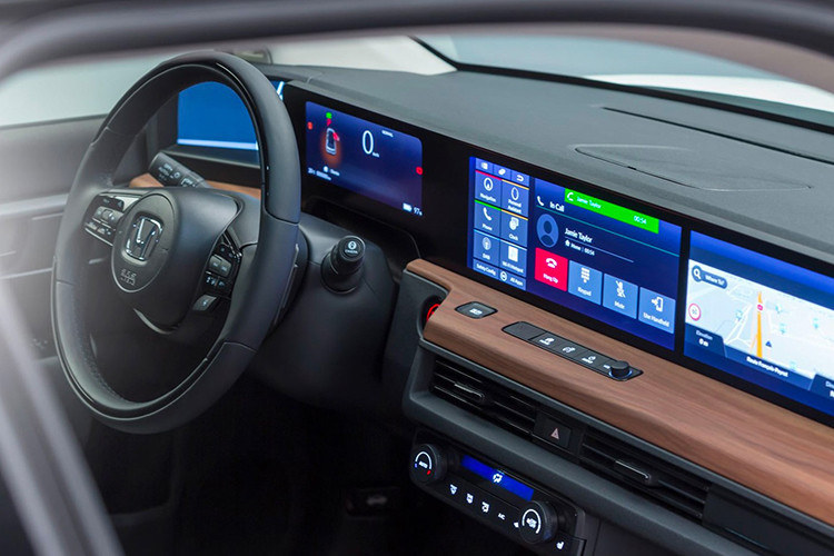 Đối với các hành khách, nội thất xe có hai màn hình hiển thị có thể tùy ý điều chỉnh với hàng loạt dịch vụ và ứng dụng. Các màn hình đã được thiết kế cho “khả năng sử dụng tối thượng,” và nhà sản xuất nhắm mục tiêu biến chiếc xe từ một công cụ vận tải thông thường thành một phương tiện tích hợp hoàn toàn vào cuộc sống hàng ngày thời hiện đại.