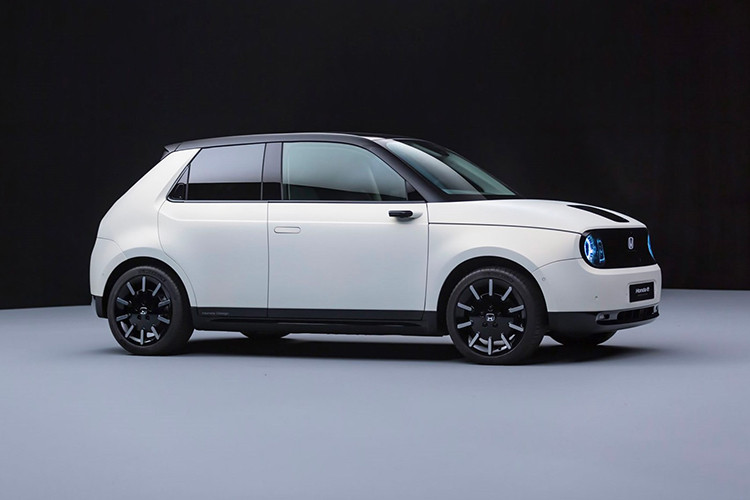 Mới đây, đúng như lời hứa trên, Honda đã tiết lộ thông tin ban đầu về mẫu ôtô điện sẽ được sản xuất hàng loạt vào cuối năm 2019. mang cái tên xe Honda e Prototype mới, chiếc xe này sẽ ra mắt toàn cầu tại triển lãm Geneva Motor Show 2019 sắp diễn ra vào đầu Tháng 3 này ở Thụy Sĩ, dưới dạng xe nguyên mẫu.