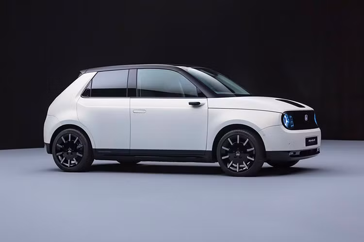 Mới đây, đúng như lời hứa trên, Honda đã tiết lộ thông tin ban đầu về mẫu ôtô điện sẽ được sản xuất hàng loạt vào cuối năm 2019. mang cái tên xe Honda e Prototype mới, chiếc xe này sẽ ra mắt toàn cầu tại triển lãm Geneva Motor Show 2019 sắp diễn ra vào đầu Tháng 3 này ở Thụy Sĩ, dưới dạng xe nguyên mẫu.