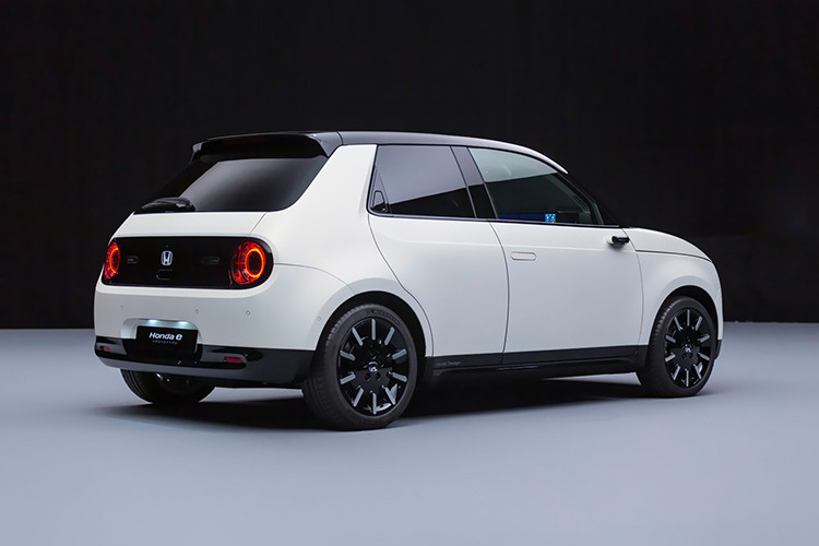 Ở bên dưới thân vỏ dễ thương là khung gầm cơ sở chuyên dụng xe điện hoàn toàn mới cho phép Honda áp dụng kích thước cỡ C nhỏ gọn, trong khi vẫn có trục cơ sở khá dài, khoảng cách hai trục bánh rộng và khoảng cách từ trục bánh tới mũi xe và đuôi xe ngắn giúp chiếc xe có khả năng đánh lái tuyệt vời và đặc tính lái hấp dẫn.