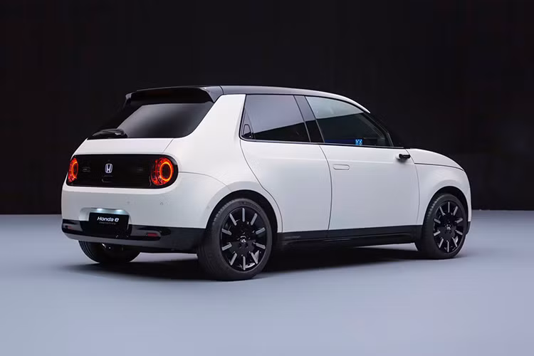 Ở bên dưới thân vỏ dễ thương là khung gầm cơ sở chuyên dụng xe điện hoàn toàn mới cho phép Honda áp dụng kích thước cỡ C nhỏ gọn, trong khi vẫn có trục cơ sở khá dài, khoảng cách hai trục bánh rộng và khoảng cách từ trục bánh tới mũi xe và đuôi xe ngắn giúp chiếc xe có khả năng đánh lái tuyệt vời và đặc tính lái hấp dẫn.