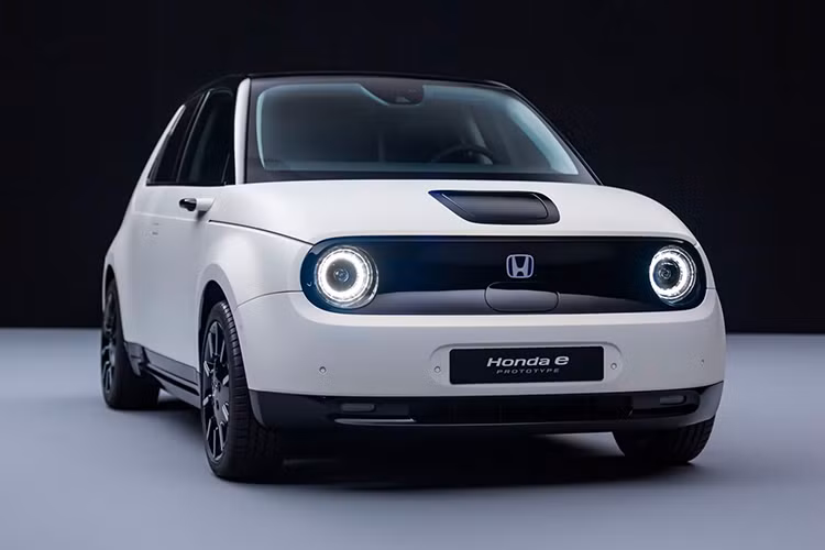 Tại triển lãm ôtô Frankfurt 2017 đã xuất hiện mẫu xe ôtô Honda chạy điện ý tưởng - Honda Urban EV Concept, thiết kế tương lai hướng đến sử dụng cho các đô thị hiện đại. Thời điểm đó, ông Takahiro Hachigo - Tổng giám đốc Honda cho biết, chiếc Urban EV sẽ được thương mại hóa và phiên bản sản xuất của chiếc xe sẽ xuất hiện tại châu Âu vào năm 2019.