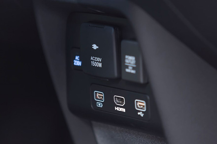 Xe cũng có nhiều thiết bị điều khiển thông tin giải trí và màn hình ở hai đầu của mặt táp-lô mà chiếu hình ảnh trực tiếp từ hệ thống gương camera chiếu hậu. Mẫu xe thử nghiệm còn có một camera nhìn phía sau kỹ thuật số, và trang bị này giúp gia tăng tầm nhìn của tài xế.