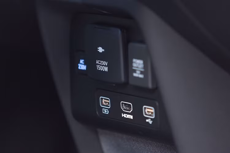 Xe cũng có nhiều thiết bị điều khiển thông tin giải trí và màn hình ở hai đầu của mặt táp-lô mà chiếu hình ảnh trực tiếp từ hệ thống gương camera chiếu hậu. Mẫu xe thử nghiệm còn có một camera nhìn phía sau kỹ thuật số, và trang bị này giúp gia tăng tầm nhìn của tài xế.