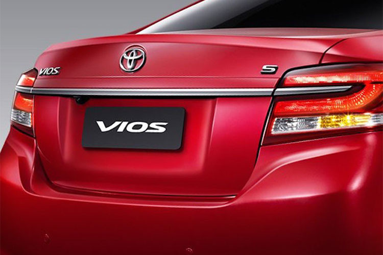 Chiếc Toyota Vios 2018 mang biển số Thái Nguyên không đi kèm đèn sương mù hình tròn bên trong lưới tản nhiệt dưới. Đằng sau xe có cụm đèn hậu LED với tạo hình bên trong thay đổi và được nối với nhau bằng một thanh mạ crôm thanh mảnh. Ngoài ra, Toyota Vios 2018 còn có cản sau tái thiết kế, đèn sương mù đẹp hơn và bộ vành phối 2 màu.