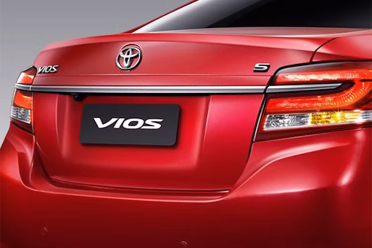 Chiếc Toyota Vios 2018 mang biển số Thái Nguyên không đi kèm đèn sương mù hình tròn bên trong lưới tản nhiệt dưới. Đằng sau xe có cụm đèn hậu LED với tạo hình bên trong thay đổi và được nối với nhau bằng một thanh mạ crôm thanh mảnh. Ngoài ra, Toyota Vios 2018 còn có cản sau tái thiết kế, đèn sương mù đẹp hơn và bộ vành phối 2 màu.