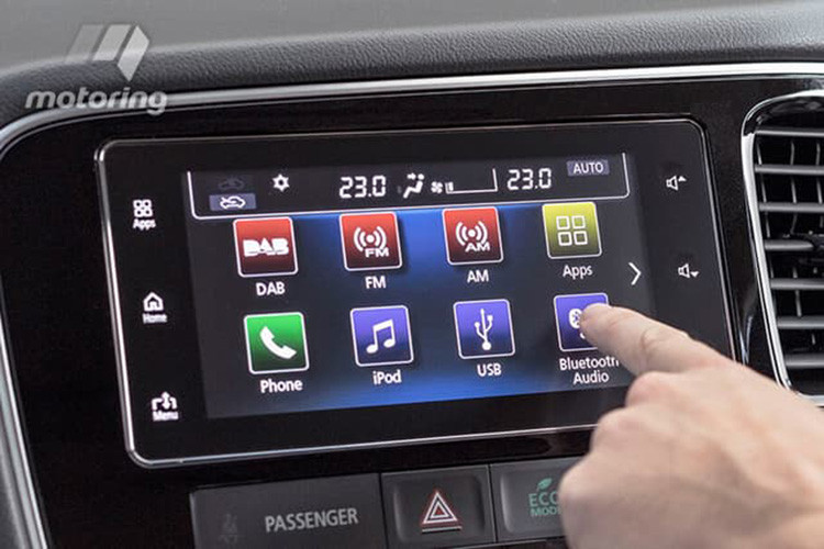 Bên cạnh đó, các miếng trang trí nội thất được cập nhất, hệ thống 4 cửa sổ tự động một lần chạm có công tắc phát sáng, ghế lái phụ phía trước có nút điều chỉnh 4 chiều, hệ thống ghế và ốp cửa bọc da, cùng với nút điều chỉnh giới hạn tốc độ trên vô lăng. Tuy nhiên, cửa sổ điện và hệ thống chiếu sáng được trang bị theo tiêu chuẩn.