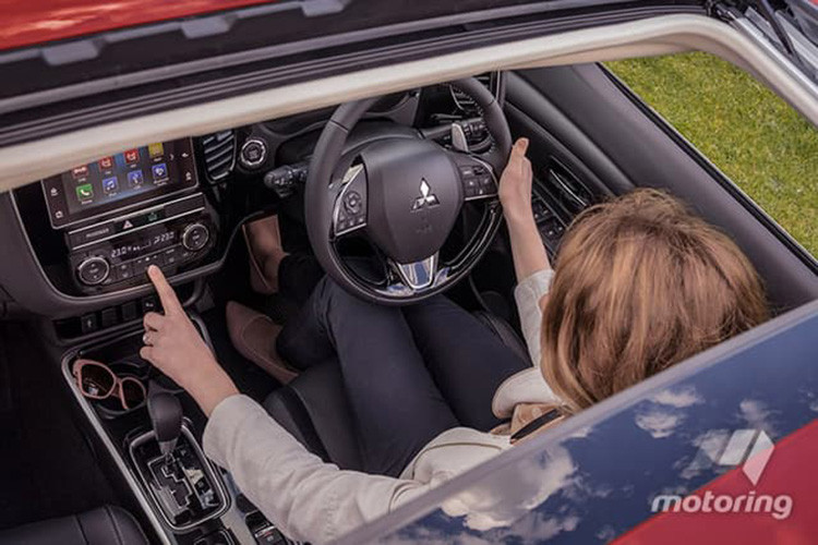 Đáng chú ý nhất là phần động cơ của xe vẫn không có gì thay đổi. Mitsubishi Outlander bản nâng cấp 2019 tiếp tục trang bị động cơ xăng 4 xi-lanh, dung tích 2.0 lít sản sinh 143 mã lực và mô-men xoắn cực đại 196 Nm, trong khi phiên bản động cơ 4 xi-lanh, dung tích 2.4 lít sản sinh 165 mã lực và mô-men xoắn cực đại 222 Nm.