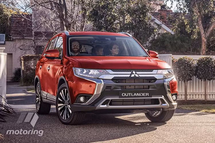Mẫu xe Mitsubishi Outlander 2019 đã chính thức được ra mắt ở thị trường Úc. Trên phiên bản nâng cấp mới này, xe đã được nhà sản xuất chỉnh sửa một chút và có tấm cản va thấp hơn, lưới tản nhiệt phía trước với mắt lưới bên trong màu đen, đèn sương mù bao quanh không mạ crôm.