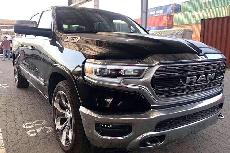 Xuất hiện tại cảng Việt Nam, đây là chiếc siêu bán tải Ram 1500 Limited thứ 2 được đưa về với một tay chơi Việt. Được biết, mẫu xe bán tải cỡ lớn này được nhập khẩu bởi một cơ sở tư nhân nhằm đem lại cho khách hàng một sự lựa chọn độc đáo bên cạnh Ford F-150.