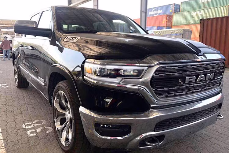 Xuất hiện tại cảng Việt Nam, đây là chiếc siêu bán tải Ram 1500 Limited thứ 2 được đưa về với một tay chơi Việt. Được biết, mẫu xe bán tải cỡ lớn này được nhập khẩu bởi một cơ sở tư nhân nhằm đem lại cho khách hàng một sự lựa chọn độc đáo bên cạnh Ford F-150.