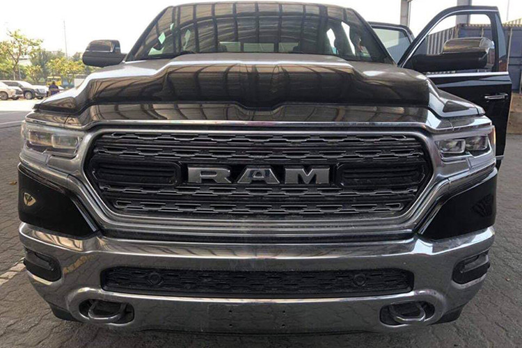 Được nhập khẩu nguyên chiếc từ Mỹ, Ram 1500 Limited 2019 mới sở hữu một ngoại hình đồ sộ, ấn tượng đúng với tên tuổi thương hiệu xe bán tải cơ bắp. Đầu xe hùng dũng với lưới tản nhiệt cỡ lớn có viền mạ crôm cùng logo RAM đặt chính giữa, cản trước cũng không kèm phần hoàn tráng ôm từ dưới lên sát lưởi tản nhiệt.