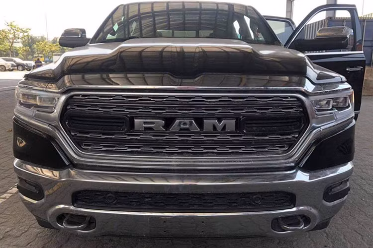Được nhập khẩu nguyên chiếc từ Mỹ, Ram 1500 Limited 2019 mới sở hữu một ngoại hình đồ sộ, ấn tượng đúng với tên tuổi thương hiệu xe bán tải cơ bắp. Đầu xe hùng dũng với lưới tản nhiệt cỡ lớn có viền mạ crôm cùng logo RAM đặt chính giữa, cản trước cũng không kèm phần hoàn tráng ôm từ dưới lên sát lưởi tản nhiệt.